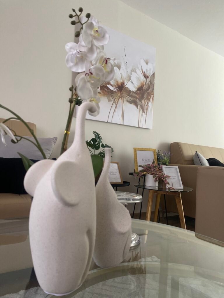 Detalle decorativo en sala moderna con elementos decorativos y diseño de interiores en Arequipa