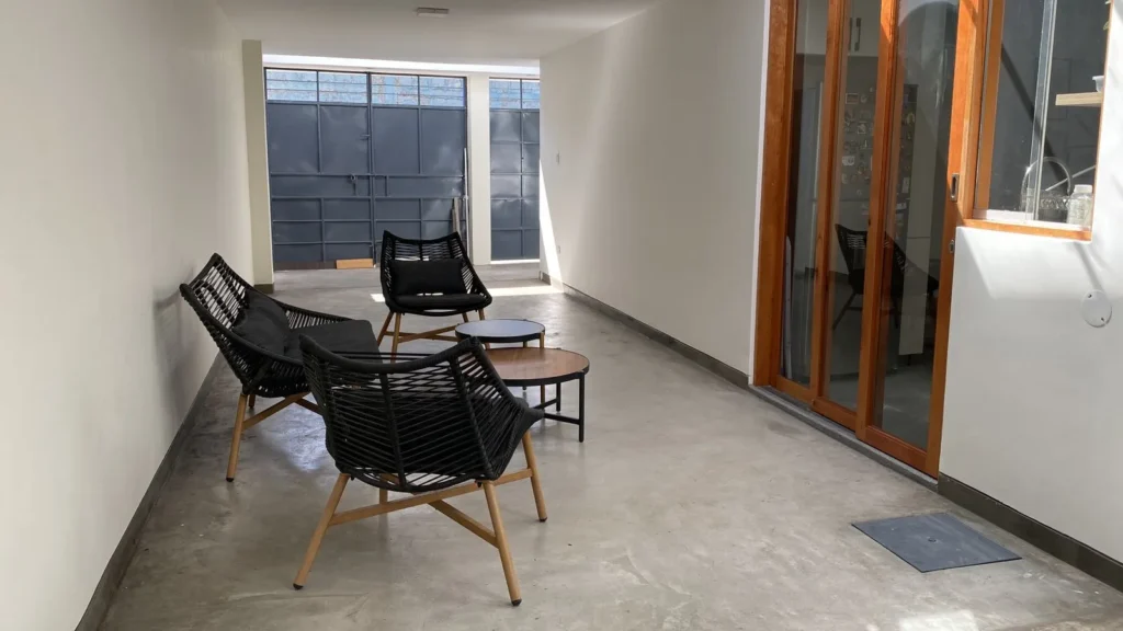 Terraza interior moderna con mobiliario exterior y diseño de espacios funcionales en Arequipa